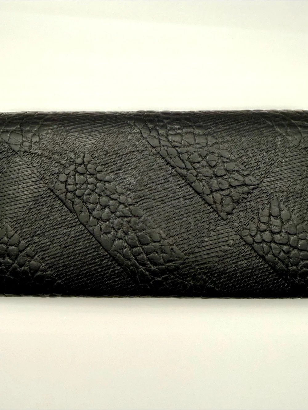 Burberry Embossed Pattern Black Leather Wallet | New Zipper Pull